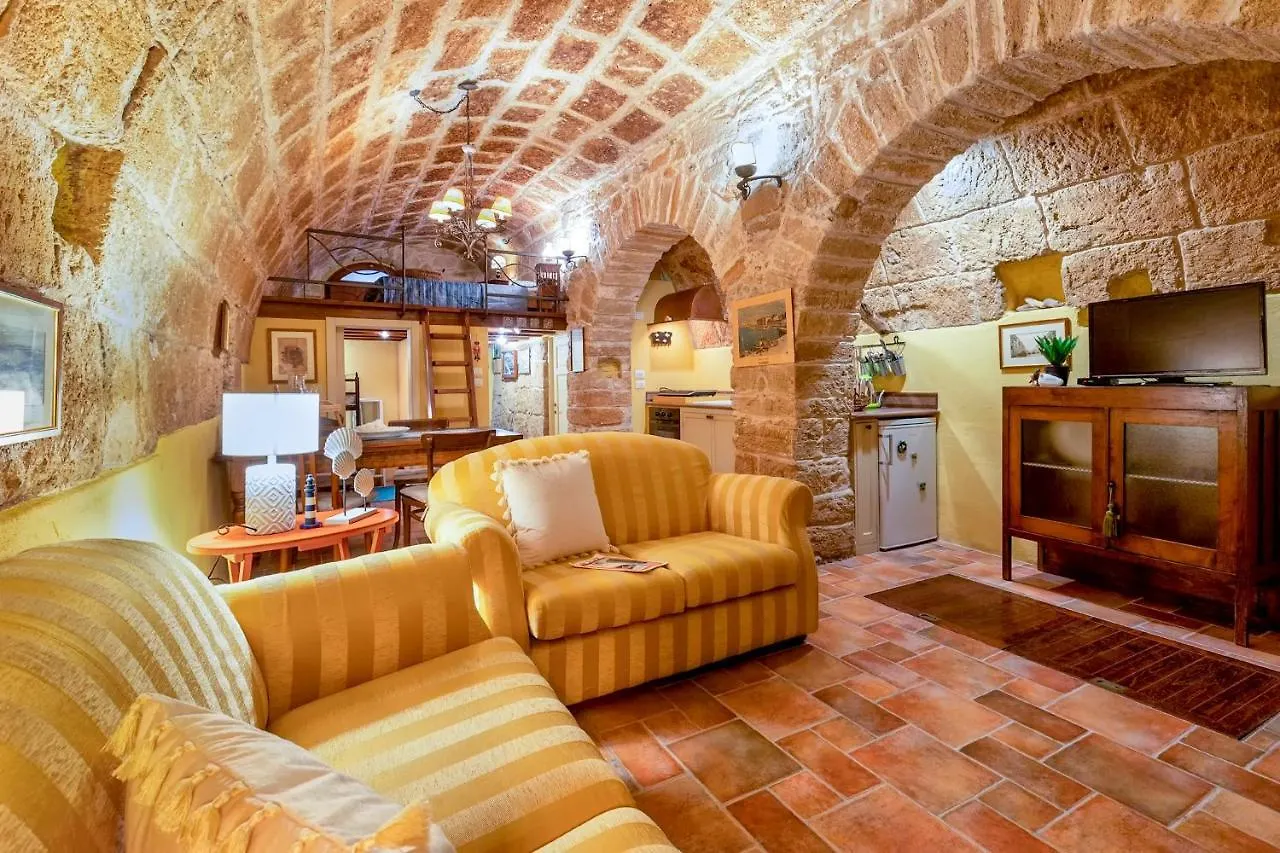Sardinia Re - Studio Antiche Mura Alghero Italy